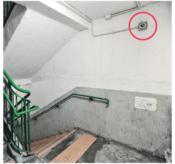 記者所見，大興邨在各樓宇緊急通道樓梯地下位置牆壁，裝有小型閉路電視監察（紅圈）。（鍾炳然攝）