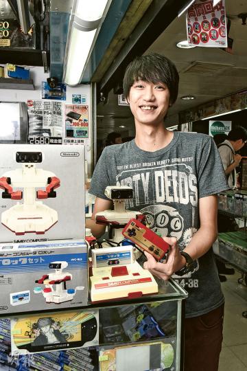 電氣良品資深店員兼遊戲收藏家阿灃 （陳淑安攝）大金剛遊戲帶﹕阿灃建議的收藏，包括1980年代任天堂的Donkey Kong大金剛遊戲盒帶，除了它本身是著名遊戲，其實孖寶兄弟遊戲的主角Mario，也是源自Donkey Kong。根據保存程度高低有不同的價格，由200至1200港元不等。（陳淑安攝）