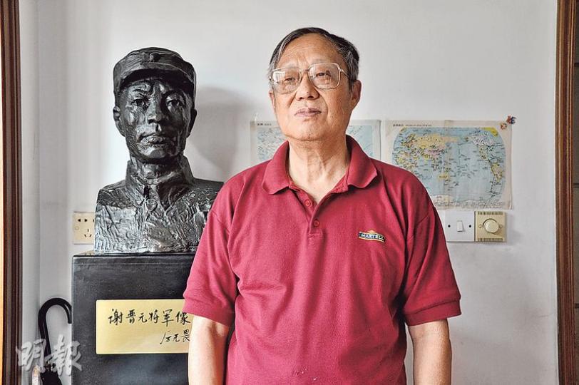 謝繼民上海的家中擺放着父親謝晉元的塑像。（楊立贇攝）