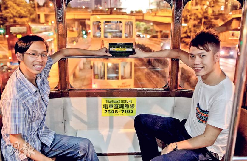 香港電車迷會會長李俊龍（右）與該會負責公共關係的梁希賢（左），手持的電車玩具屬1960年代香港製造，由於市面上電車玩具不多，李俊龍亦向電車公司購入版權，自行設計電車模型發售。（李澤彤攝）