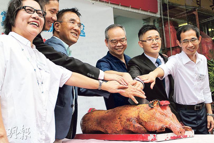 民政事務局長劉江華（右三）昨出席活動後表示，尖沙嘴海濱優化工程交由管理星光大道逾10年的新世界發展，是順理成章，強調做法沒有偏離既定政策。（湯珮然攝）