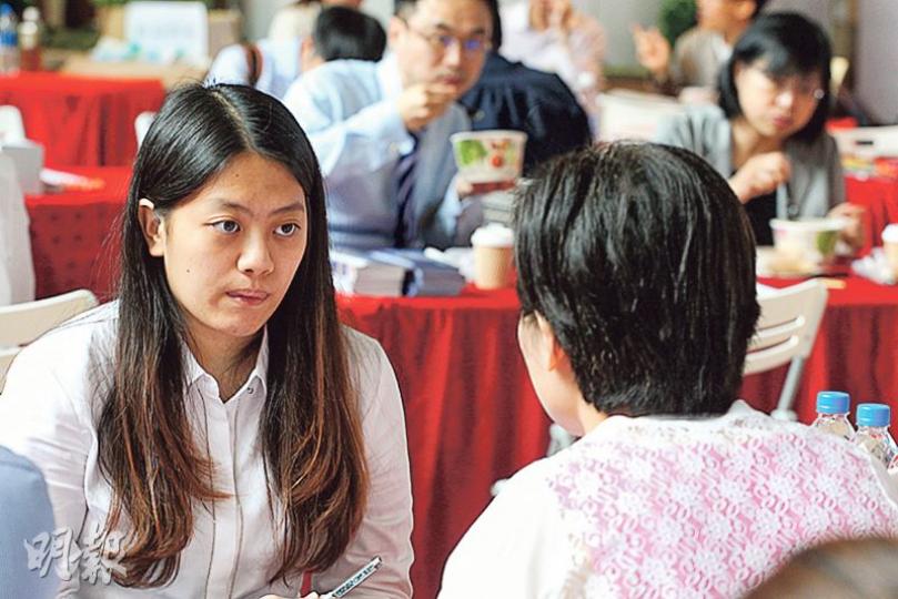 21歲留港台灣學生沈欣儀（左）就讀香港城市大學市場營銷學系。昨日她出席台北經濟文化辦事處舉辦的「第三屆就業徵才會」，希望可找到有關市場工作的實習或兼職機會，方便日後留港發展。（李紹昌攝）