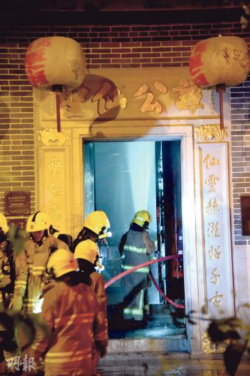 有110年歷史的筲箕灣譚公廟昨日凌晨發生火警，消防趕至開喉灌救，迅速將火救熄，但因廟宇主要以木建築，消防需不斷間歇射水降溫，以防死灰復燃。（蔡方山攝）譚公廟失火後，消防到場分別從遠處及爬梯向火場射水灌救，其間不斷冒出大量濃煙。（蔡方山攝）譚公廟內供奉的神像未受火警波及。（蔡方山攝）
