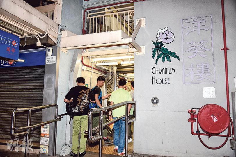 馬頭圍邨洋葵樓前晚深夜發生淋腐液傷人案，女事主因感情問題遭前男友用腐液淋潑受傷送院，兇徒逃去無蹤；事後多名探員到場調查。（蔡方山攝）