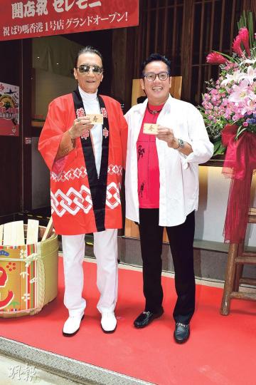阿倫(右)笑稱是來恭喜四哥(左)有心有力,逗得四哥笑容滿面。(攝影:梁迺楠) 阿倫(右)笑稱是來恭喜四哥(左)有心有力,逗得四哥笑容滿面。(攝影:梁迺楠)