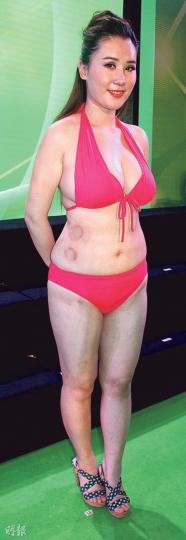 貌似「孟瑤」的38號王梓儀身材圓潤、腰間還露出拔罐瘀痕。(攝影/記者:鍾一虹)亞姐面試佳麗質數參差,11號張文(左起)、13號薛靜林、21號戴鈺、28號曾思燕、45號蕭翠婷搔首弄姿,擺出自信甫士。(攝影/記者:鍾一虹)3號鄒昕美(左起)、24號李姍姍、33號陳韻如分別獲「評判最讚大獎」、「一見鍾情大獎」及「甜美笑容大獎」。(攝影/記者:鍾一虹) 貌似「孟瑤」的38號王梓儀身材圓潤、腰間還露出拔罐瘀痕。(攝影/記者:鍾一虹)亞姐面試佳麗質數參差,11號張文(左起)、13號薛靜林、21號戴鈺、28號曾思燕、45號蕭翠婷搔首弄姿,擺出自信甫士。(攝影/記者:鍾一虹)3號鄒昕美(左起)、24號李姍姍、33號陳韻如分別獲「評判最讚大獎」、「一見鍾情大獎」及「甜美笑容大獎」。(攝影/記者:鍾一虹)