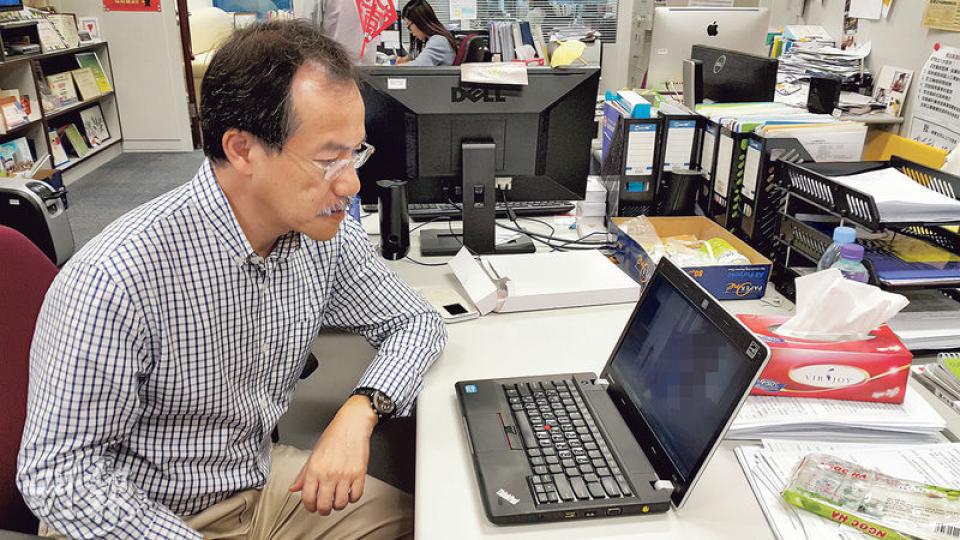 立法會議員張超雄看過本報記者與其中一名住在院舍的中度智障院友的對話片段，認為片中院友表達出自己不清楚何謂選民，但卻成為選民，令他擔心該院友是否知情和自願登記。（明報記者攝）
