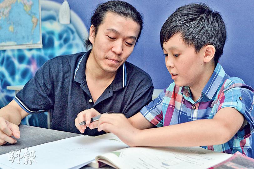 新來港11歲童李科成（右）9月不會入讀主流小學，而是被父親安排在一所標榜學習記憶法的中心「上課」。身旁為中心總幹事林建東（左）。（蘇智鑫攝）
