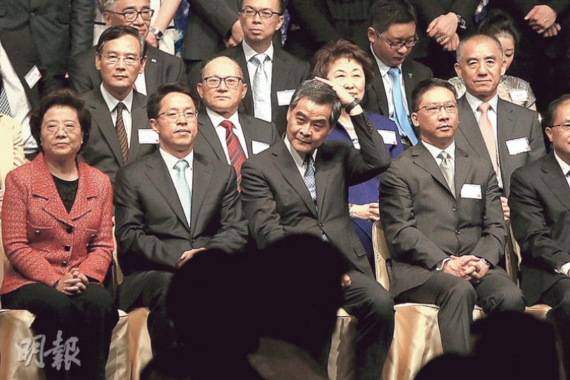 菁英會昨晚舉行執委會就職典禮，特首梁振英（前排右二）、中聯辦主任張曉明（前排左二）及多名特區政府官員，如民政事務局長劉江華、公務員事務局長張雲正等均有到場。梁振英致辭時表示，認同菁英會的青年工作，認為港人有需要、有責任認識國家，他指現時中學生在其6年的中學生涯平均只有兩次機會到內地訪問，數目遠低於認識國家的需要，需要加大力度。新任菁英會主席盧金榮表示，希望該會能做好工作，為社會發展建言獻策。（林俊源攝）