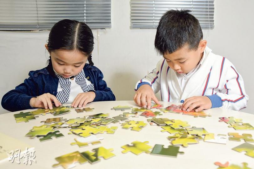 不少直資、私立小學的面試均以小組形式進行，要求學生一起玩遊戲，考驗其溝通協作能力。（黃志東攝）個人學習檔案是否必須？3間熱門直資、私小校長均指出，學習檔案非考慮收生關鍵，反而品德、家校合作等才是主要條件。（黃志東攝）