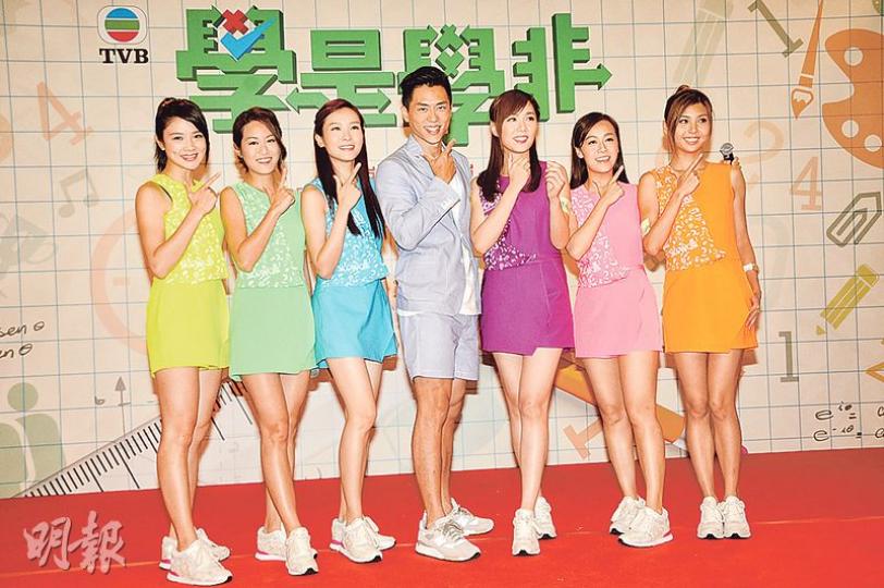 麥美恩(左起)、梁嘉琪、李佳芯、森美、湯洛雯、黃心穎及張秀文為第3輯《學是學非》造勢。(攝影﹕孫華中) 麥美恩(左起)、梁嘉琪、李佳芯、森美、湯洛雯、黃心穎及張秀文為第3輯《學是學非》造勢。(攝影﹕孫華中)