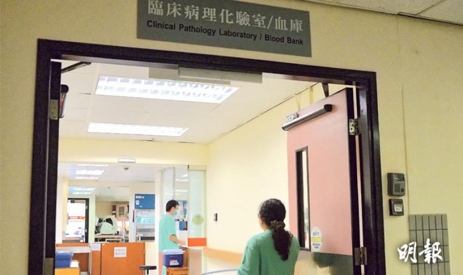 就斷錯症而錯切病人肺部事件，東區醫院不排除有人違反指引，一次過化驗兩個不同病人的肺活組織樣本，令樣本受污染。 圖為東區醫院臨牀病理化驗室。（蘇智鑫攝） 港島東醫院聯網總監劉楚釗（右）與港島東醫院聯網署任服務總監彭佳源（左）交代誤診致切掉病人1/4肺事件。劉稱，東區醫院將成立調查委員會調查。（蘇智鑫攝） 食物及衛生局長高永文認為，東區醫院將病人誤診肺癌事件非常嚴重，要求醫管局嚴肅跟進及調查。（程梓龍攝）