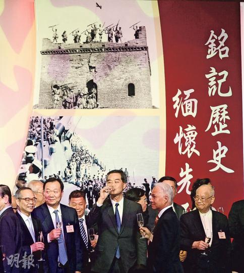民政事務局長劉江華（前排左起）、中銀香港副董事長兼總裁岳毅、特首梁振英、中華總商會會長楊釗、前港區全國人大代表吳康民等，昨日在香港各界紀念抗戰勝利70周年活動籌委會酒會台上一同祝酒。吳康民早前評論梁振英撤換前民政事務局長曾德成一事時，曾提醒梁振英做領導不要忌才。（李紹昌攝）