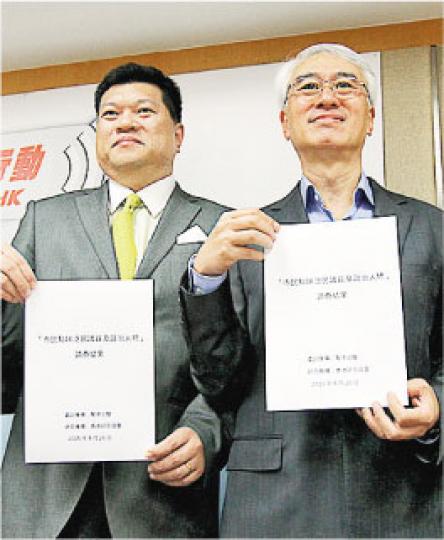 幫港出聲調查市民對泛民議員看法，召集人周融（右）認為，結果反映與佔中關係密切的議員得分低。旁為幫港出聲成員馬恩國。（李紹昌攝）