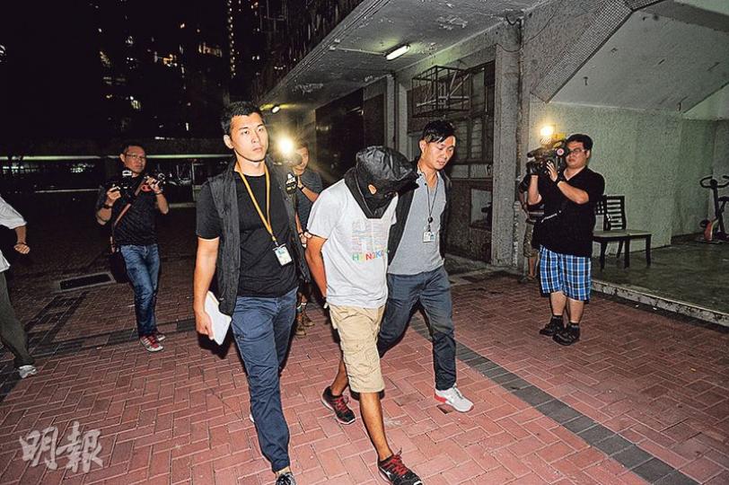在網上平台Instagram訛稱有七折半島酒店嘉麟樓月餅出售的男子，收取3名女買家共47萬元後去如黃鶴，昨日終被警方拘捕，晚上由探員押返黃大仙竹園北邨寓所搜查。（樊銳昌攝）
