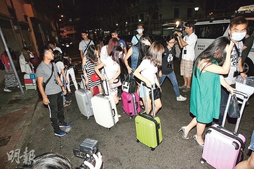 警方聯同入境處搗破賣淫集團，在西九龍區內3間酒店共拘捕25名賣淫內地女子帶署；另拘捕兩名集團骨幹成員。（伍浦鋒攝）