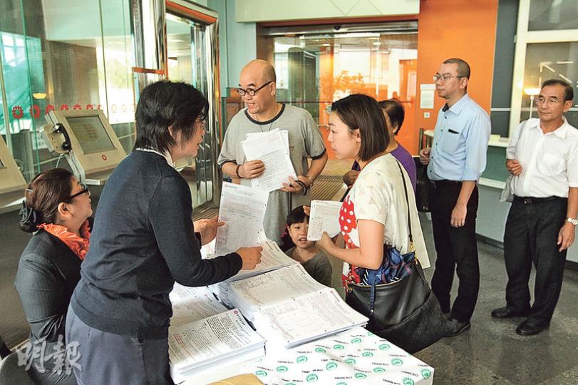 新一輪白表免補地價購買二手居屋計劃（簡稱「白居二」）的2500個名額昨開始接受申請，房委會指在樂富客務中心共派出約4580份申請表。（林俊源攝）