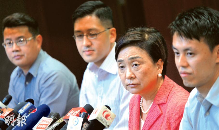 民主黨副主席尹兆堅（左起）、總幹事林卓廷、主席劉慧卿與副主席羅健熙昨晚召開記者會，交代前日宴請港澳辦副主任馮巍一事。劉慧卿說，見面是希望能當面告訴中央官員香港局勢，事前沒有通知該黨中委及其他泛民，是因港澳辦希望低調。（蘇智鑫攝）