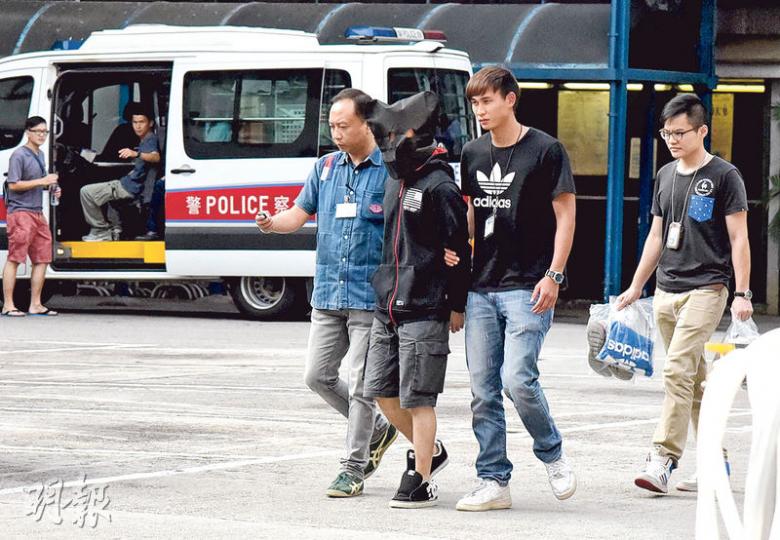 疑犯黑布蒙頭，雙手反鎖，被警員押送帶走，另有警員檢走數袋疑犯案發時所穿的衣物。（林智傑攝）據本報記者昨午現場觀察，懷疑案發後巷有多達9部閉路電視，雖處於陽光照射範圍，但街燈主要射向志和街，入夜後環境變得陰暗。（鍾炳然攝）前日主持油麻地鳳姐被殺案記招的巴基斯坦裔油尖警區助理指揮官（刑事）莫俊傑（Mohammed Swalikh Calvin，中），昨再以流利廣東話，向傳媒解釋油麻地企圖強姦案詳情。 （鍾炳然攝）