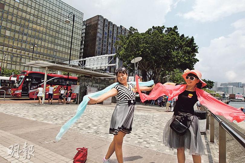 尖沙嘴海濱是不少市民及旅客觀光拍照留念之地，新世界將於今年第4季率先封閉星光大道進行工程，其後明年初封閉尖沙嘴海濱（圖），預計2018年完成所有工程，其間市民想看節慶煙火匯演，可能需到對岸中環。（李紹昌攝）