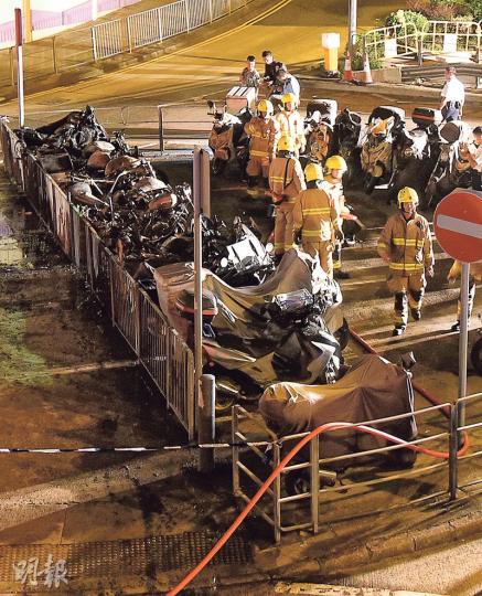 黃大仙鳳舞街天橋底的電單車停泊處昨凌晨發生連環火燒電單車事件，停泊該處多達37部電單車遭焚毁，消防初步調查，發現有多處火頭，相信火警有可疑，交警方跟進。（蔡方山攝）