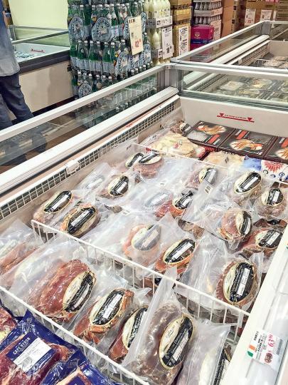 本報記者昨到美孚新邨的「759阿信屋急凍食品市場」查看，發現涉案的「原隻熟澤西麵包蟹（加大）」已沒有出售，只有來自愛爾蘭的麵包蟹，「大蟹」的標籤列明重量為600至800克。759阿信屋的老闆林偉駿表示，去年10月入了一批來自英國澤西島的麵包蟹，現已售罄。（林俊源攝）
