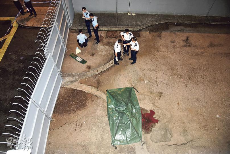 一名已婚有子女的49歲地產經紀，昨凌晨3時許被發現在中環林士街多層停車場高處墮下，當場死亡。警方在事主遺物內發現疑似遺書字條，相信他是因金錢問題自殺。（蔡方山攝）