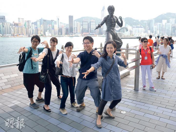 康文署及新世界對有團體就尖沙嘴海濱（圖）優化提出司法覆核均不作評論，康文署強調與新世界是「伙伴合作模式」，是在公開、公正及合乎利益的原則下處理。（鍾林枝攝）康文署在未有招標下，把優化海濱的管理權批予新世界發展，保護維港行動成員莊榮輝（左二）及市民郭卓堅昨入稟司法覆核，協助二人的立法會議員何俊仁（左三）指出，政府不公開招標，令人質疑今次決定是否政治酬庸。（鍾林枝攝）
