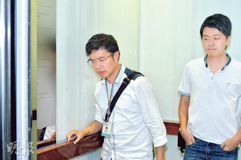 民主黨主席劉慧卿等5人周三與港澳辦副主任馮巍會面，事前並無知會黨中委，引起黨內「乳鴿」不滿，包括南區區議員區諾軒（左）及中西區區議員許智峯（右），兩人都公開批評民主黨處理手法不智。圖為兩人前晚出席黨中常委會議後一同離開。（蘇智鑫攝）