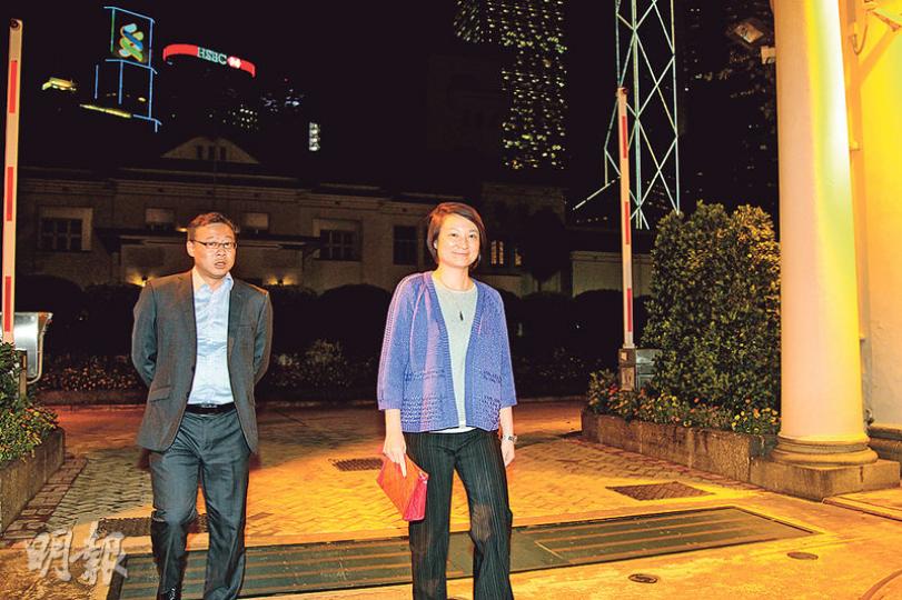 民建聯成員昨晚應特首梁振英邀請，到禮府晚膳。黨主席李慧琼（右）及副主席張國鈞（左）會後見記者，稱席間有討論鉛水等社會關注事件。（林俊源攝）