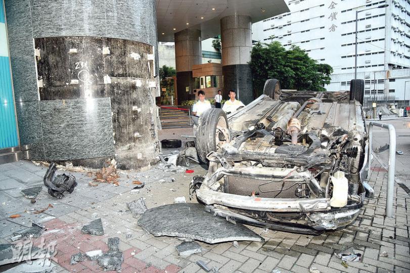 荃灣昨晨發生驚險車禍，一輛私家車失控剷上行人路撼向縉庭山外牆石柱，「反肚」橫亘行人路，司機涉5宗罪被捕扣查。（蔡方山攝）私家車右前轆飛脫，幸未擊中途人，否則不堪設想。（蔡方山攝）