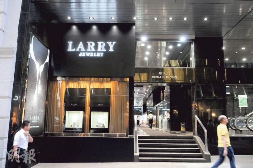 中環華人行地下一間珠寶店昨日發生偷龍轉鳳盜竊案，損失一顆價值170萬元的鑽石。（黃文雋攝）