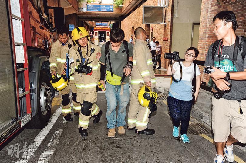 理大昨發生化學品泄漏意外，共5人不適，其中一人（左三）由消防員陪同上救護車送院。（衛永康攝）