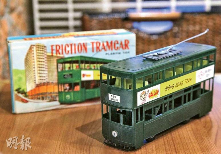 1960年代末電車玩具模型，香港製造，當年價值$1.95。李表示，此玩具雖然像真度不高，但因為直至1990年代，才有電車像真模型推出，所以此玩具非常有價值。李於幾年前在網上以$800投得。（攝影﹕林俊源）此玩具矜貴之處是有原裝盒，寫上Made In Hong Kong。（攝影﹕林俊源）電車未有錢箱之前，車上都有售票員值班，用打孔機在車票上打孔。自1976年採用自行投幣的錢箱後，所有打孔機便棄用，所以找回一部非常困難。（攝影﹕林俊源）所有車票打孔機都刻有Made In England字樣，這部李俊