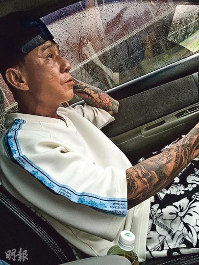 載我們入山採訪的司機全身手腳都是紋身，看上去兇神惡煞，其實人很和善，溫文有禮。（蔡志郁攝）
