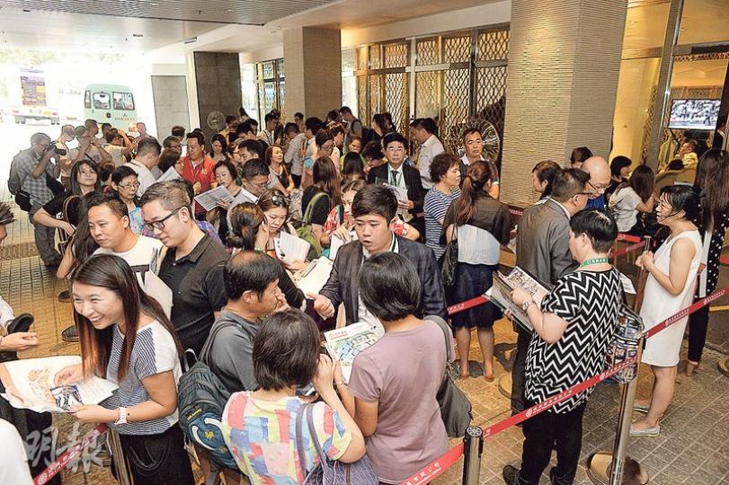 黃大仙鑽嶺昨開售，單日售出約130伙，佔項目全數234伙的55%，套現約5.2億元，但當中開放式單位的銷情比一房戶遜色。（鍾林枝攝）環海．東岸入票客中，有部分來自其他同類型新盤，有五、六成為30歲以下年輕人。據悉，項目至昨日共錄得超過400個登記，超額認購近一倍。（林尚民攝）