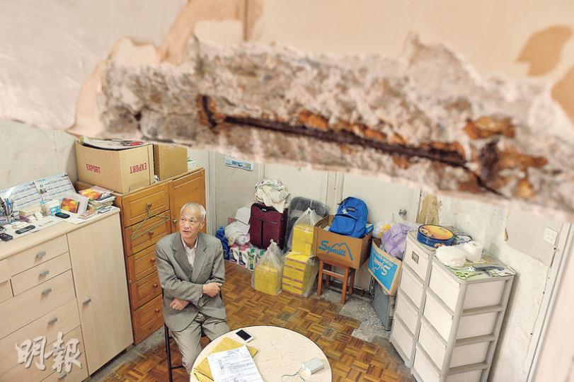 年屆70的陳伯在環海二期居住15年，面對滿屋外露的鋼筋百般無奈，他表示無力修補，唯有「得閒就掃吓（剝落的石屎）囉」。現時他只寄望有財團收購大廈。（鍾林枝攝）