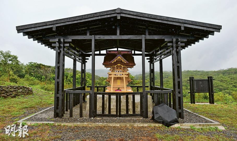 造價約60萬港元的台灣版「靖國神社」，本月中在屏東高士村的神社數十年前的舊址地基上「落戶」，當地村民為迎接神社，特別將當地的一個山崗修建成紀念公園。（鄧宗弘攝）今年89歲的屏東高士村村民黃進發，當年為日本人當兵時，曾擔任高雄軍營的哨兵。（鄧宗弘攝）