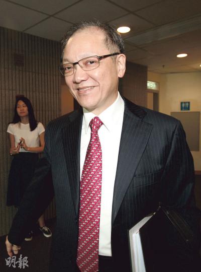 麻醉科名醫生張啓旋（圖）昨日作供時承認曾觸摸兩名事主的乳房，但否認曾揑乳頭。他說比起用冰塊、針或鉗子等工具，用手指觸碰病人身體測試她們麻醉後的痛覺，為最準確的方法，亦是其慣常做法。（李紹昌攝）