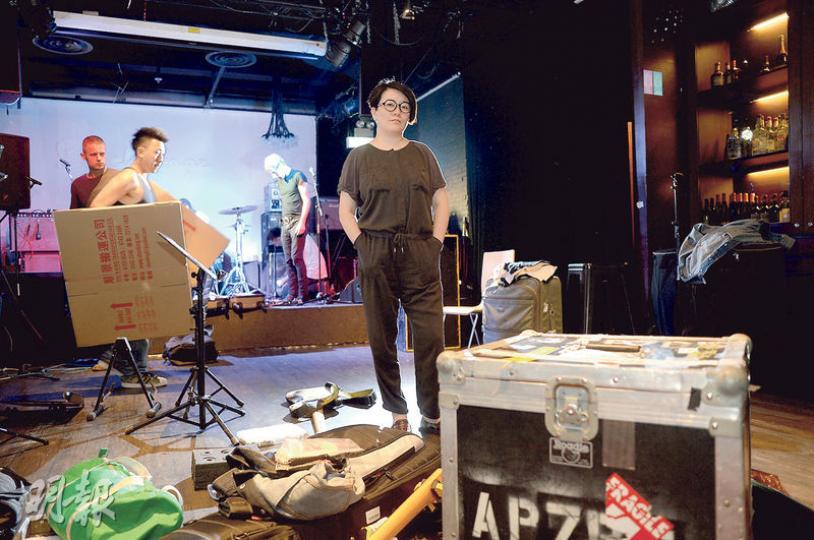 Backstage Live Restaurant屹立中環8年，終不敵貴租結業，創辦人馮穎琪（前）未忘初衷，希望發掘更多可能性，繼續推廣本土音樂。若有合適空間，她說會考慮重開。（鍾林枝攝）