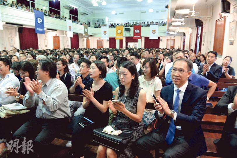 直資名校拔萃男書院附屬小學昨舉行家長簡介會，招收下年小一新生，信和集團第三代掌門人黃永光（前排右一藍領呔者）亦低調到場聆聽簡介，更不時拍照做紀錄。（劉焌陶攝）