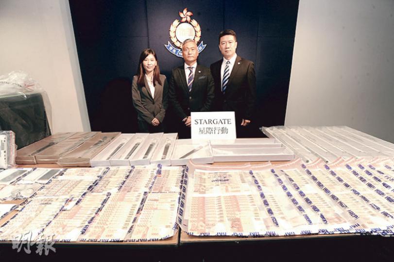 O記署理高級警司吳偉漢（中）表示，被瓦解的黑幫組織活躍於西九龍區，涉嫌協助海外詐騙集團清洗黑錢逾1000萬港元；行動中拘捕37人、檢獲45萬元現金及大批武器等證物。（衛永康攝）