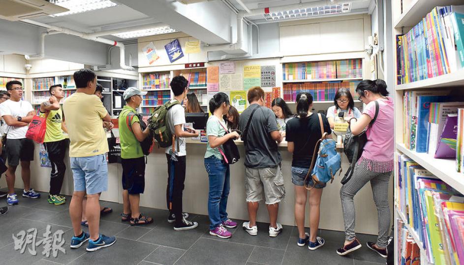 有書店職員稱，不少家長已額外買補充練習給子女迎接新學年，有升小三生家長更買了20本，以求令孩子「勤力啲」。（陳淑案攝）