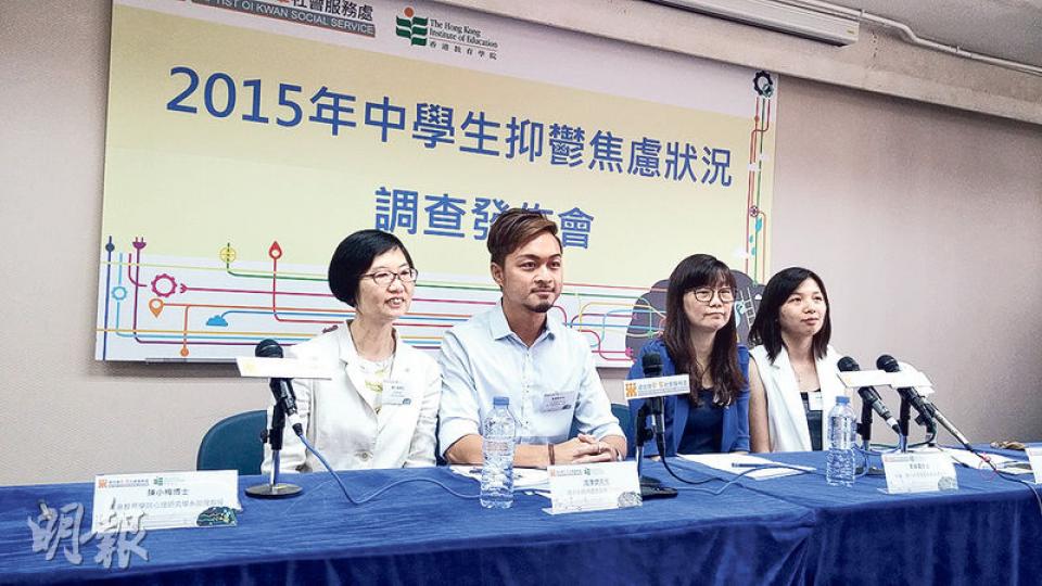 浸信會愛群社會服務處青少年精神健康服務註冊社工馮澤棠（左二）建議，在全港中學普查識別有潛藏精神困擾的學生。（蔡浩儀攝）