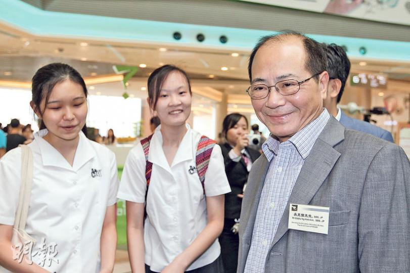 教育局長吳克儉(右)昨出席公開活動後,澄清「一路無反對」學校驗水,又指當前急務是為學校及幼稚園採購濾水器。(林俊源攝) 教育局長吳克儉(右)昨出席公開活動後,澄清「一路無反對」學校驗水,又指當前急務是為學校及幼稚園採購濾水器。(林俊源攝)