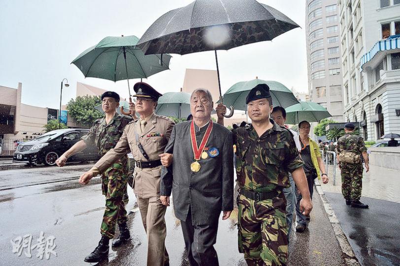 82歲的東江縱隊港九獨立大隊隊員黃立光（右二），昨出席在尖沙嘴舉行的紀念巡遊。他對自己能「行足全程」感到歡喜。他說戰爭非常殘酷，每人都應該記着抗日戰爭史。 （蘇智鑫攝）