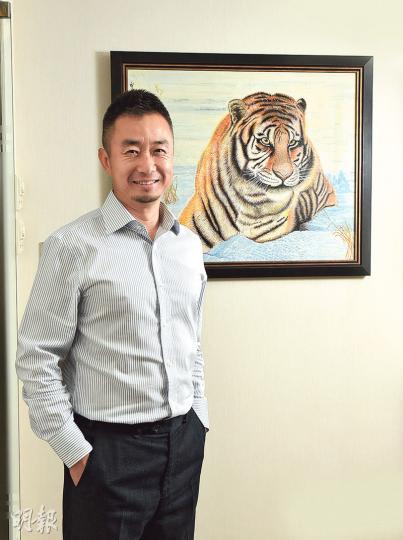 邦德資產管理首席投資主管梁江表示，除了內地外，全球經濟均有放緩迹象，他估計全球將持續低息，籲投資者調低目標回報，並要量力而為。他又表示，人民幣貶值所帶來的風險並未完全釋放，須對9月及10月的市况提高警覺。（陳淑安攝）