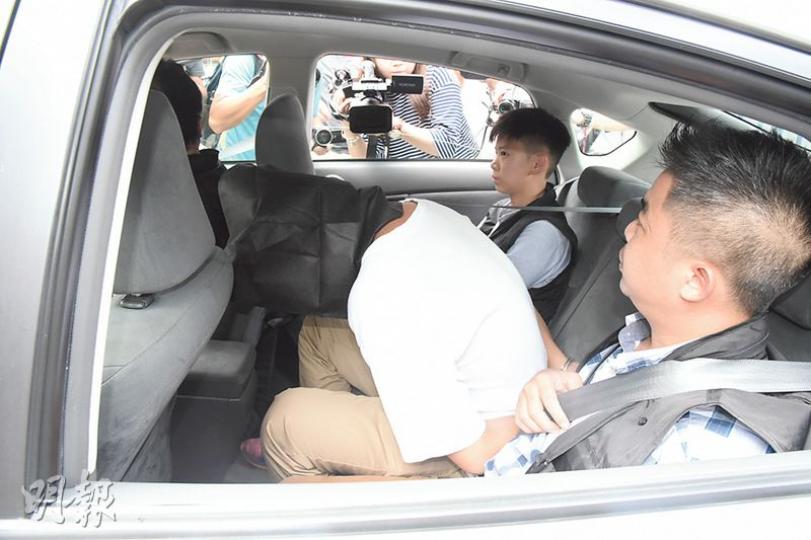 警方根據報案人提供車牌資料，在深水埗拘捕一名疑犯，押返警署。（鍾炳然攝）