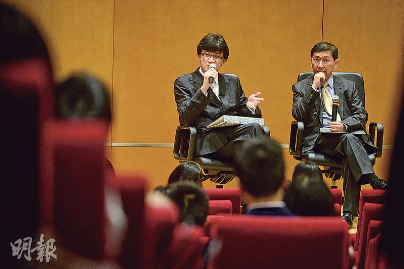 大律師公會前主席石永泰（左）昨出席港大法律學院新生開學禮並致辭，圖右為開學禮主持、獲薦出任副校長的法律學院前院長陳文敏。（鍾林枝攝）