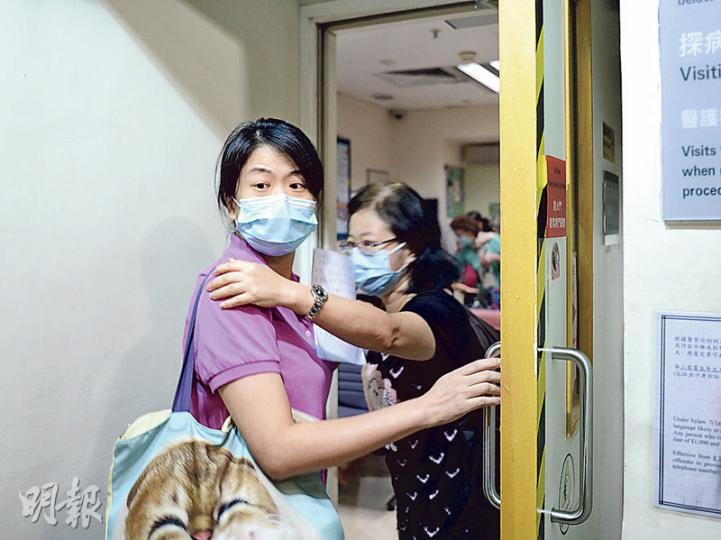 李太（左）連日於瑪麗醫院深切治療部陪伴丈夫，接受傳媒追訪時多次落淚，指丈夫在事件中很無辜。（鍾林枝攝）